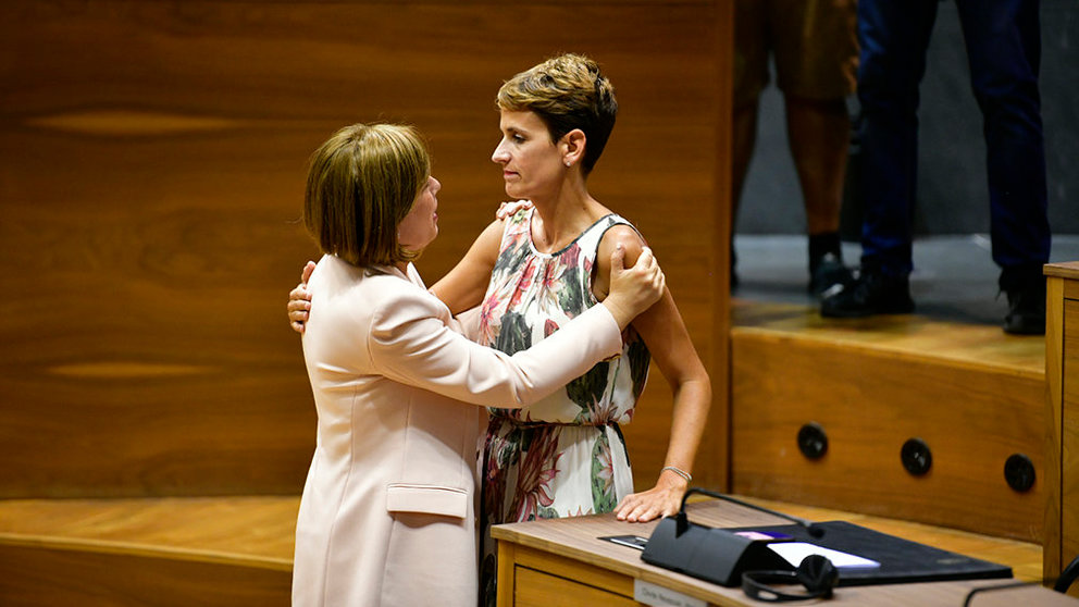 María Chivite recibe la felicitación de Uxue Barkos tras ser investida como nueva presidenta del Gobierno de Navarra PABLO LASAOSA