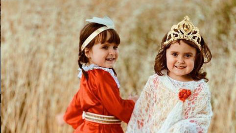 Eider y Anne, las hijas mellizas de verdeliss posan disfrazadas de los gigantes de pamplona
