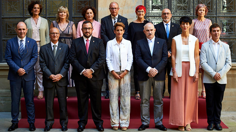 Foto de familia con la nueva presidenta del gobierno María Chivite y los nuevos consejeros de su gobierno. Miguel Osés