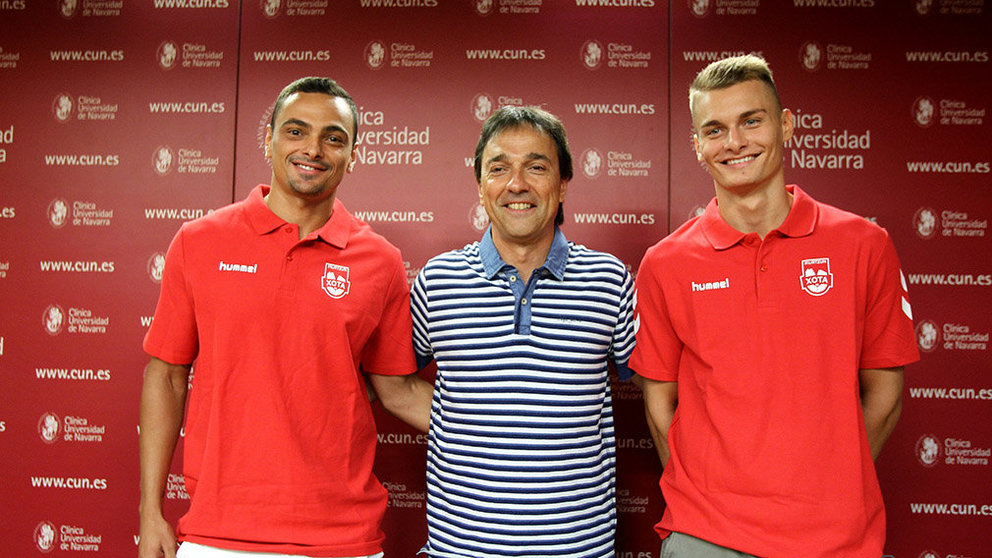 Imanol Arregui, entrenador de Osasuna Xota, junto a sus incorporaciones Mancuso (derecha) y Almagro (izquierda) OSASUNA XOTA