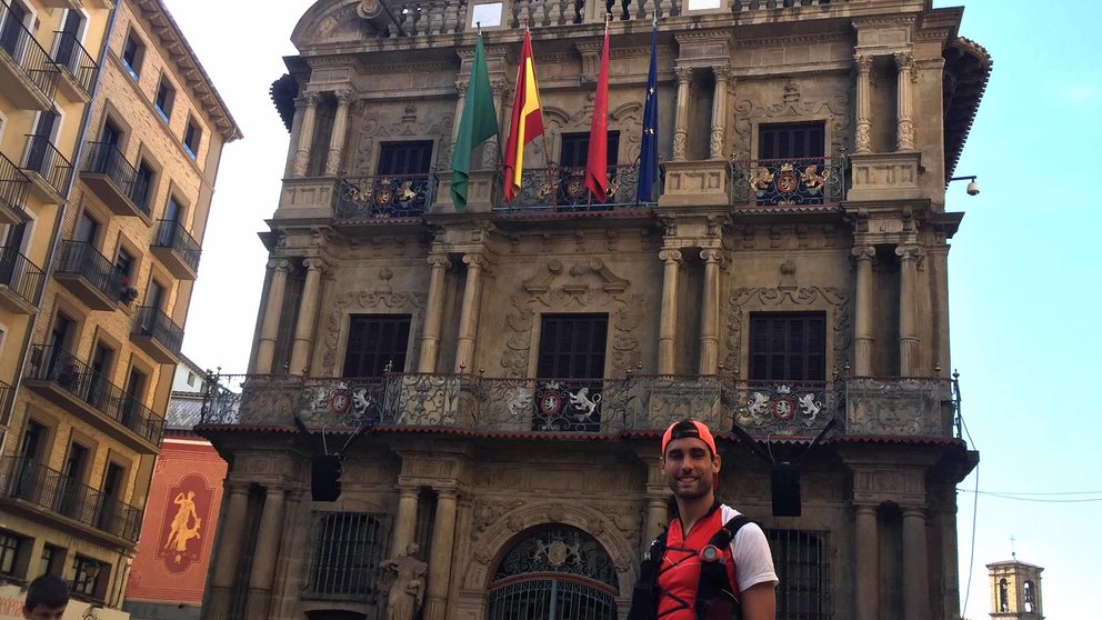 El atleta e influencer Sergio Turull posa en el ayuntamiento de pamplona tras completar la primera etapa del camino