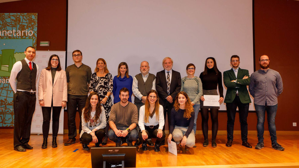 Ganadores, finalistas y jurado posan en el Planetario de Pamplona tras la final del concurso “En 3 Minutos” de 2018