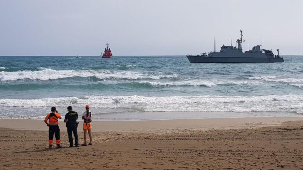 El buque encallado en La Manga durante las labores de recuperación del avión siniestrado. E.P.