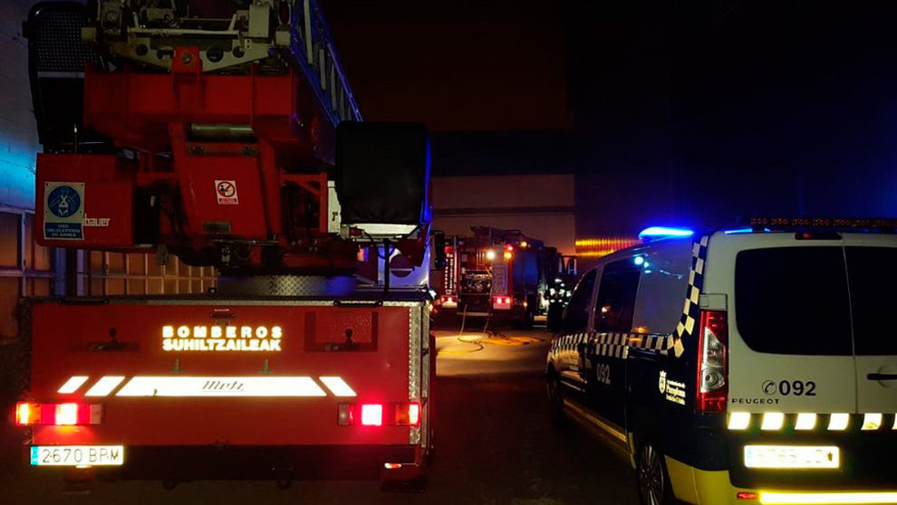 Bomberos y Policía Municipal trabajan conjuntamente para sofocar las llamas dentro de la empresa Koxko, en el polígono de Landaben. POLICÍA MUNICIPAL DE PAMPLONA