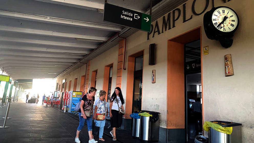 Pasajeros llegan a la estación de tren de Renfe en Pamplona en el barrio de San Jorge. ARCHIVO  (2)