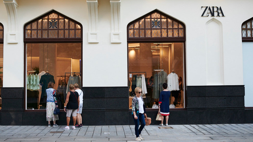 Zara inaugura una nueva tienda en Pamplona. PABLO LASAOSA 2