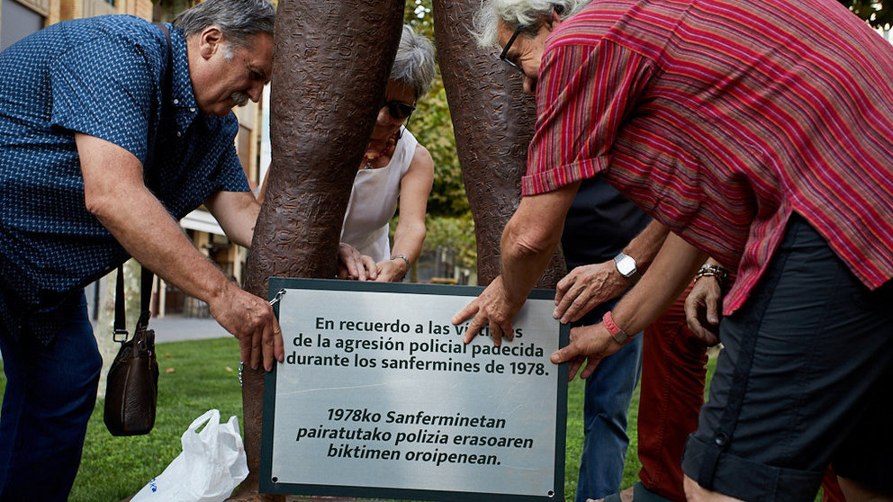 La asociación 'Sanfermines 78 Gogoan' vuelve a colocar un cartel provisional en la estatua 'Gogoan' que recuerda los sucesos ocurridos en los Sanfermines de 1978. IÑIGO ALZUGARAY