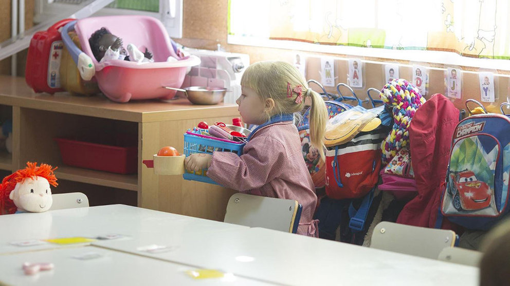 Una niña, con una caja de juguetes en un colegio, en una imagen de archivo EUROPA PRESS