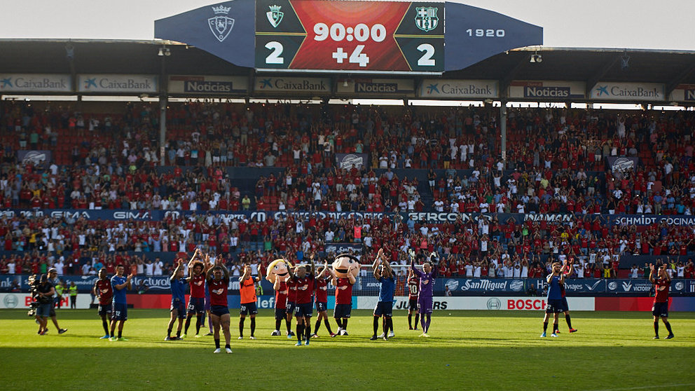 Partido de La Liga Santander entre CA Osasuna y FC Barcelona celebrado en el estadio de El Sadar. IÑIGO ALZUGARAY