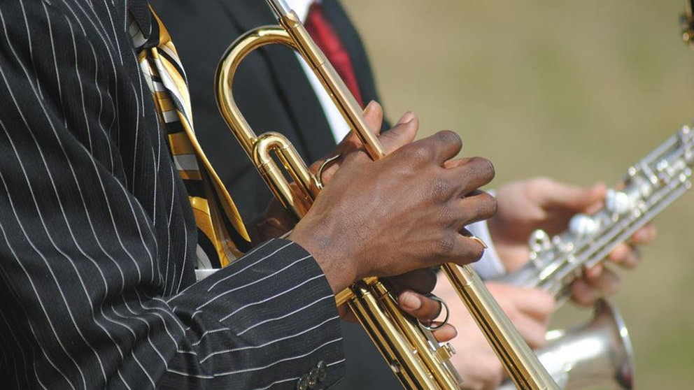 Un hombre tocando la trompeta en un concierto ARCHIVO