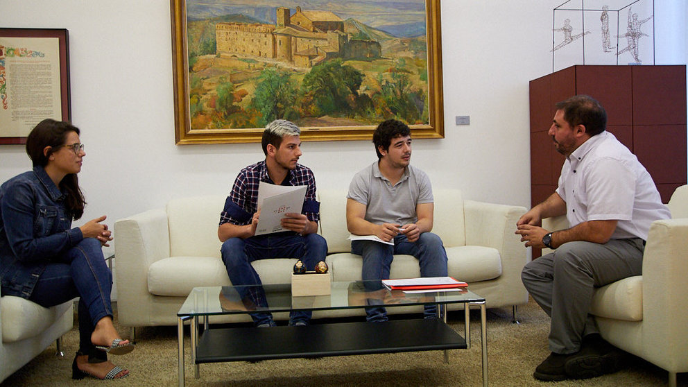 El presidente del Parlamento de Navarra, Unai Hualde, recibe al presidente del Consejo de la Juventud de Navarra, Miguel Garrido. IÑIGO ALZUGARAY
