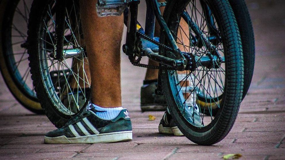 Imagen de un joven en bicicleta por la calle ARCHIVO