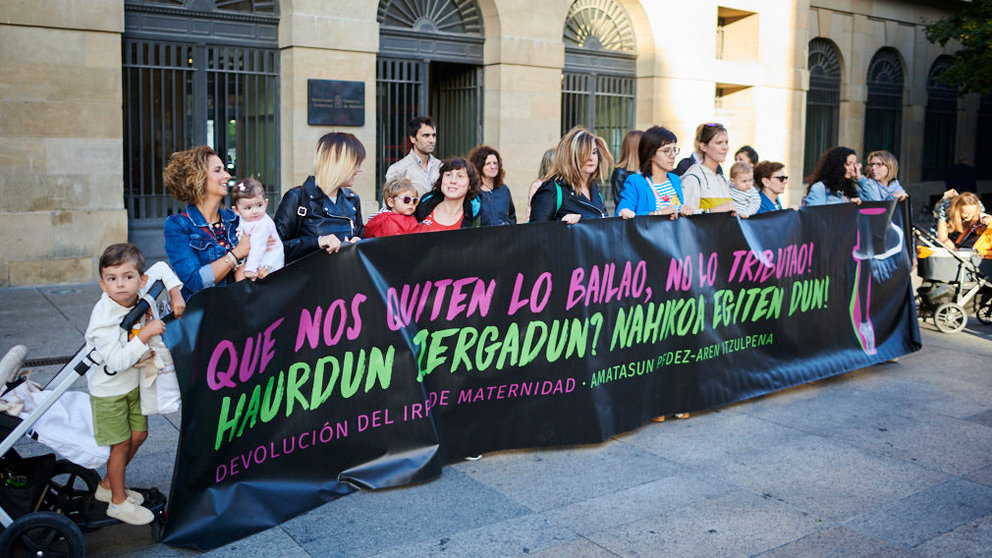 Las madres navarras se manifiestan previa a una reunión con el Gobierno de Navarra para la devolución del IRPF. PABLO LASAOSA 2