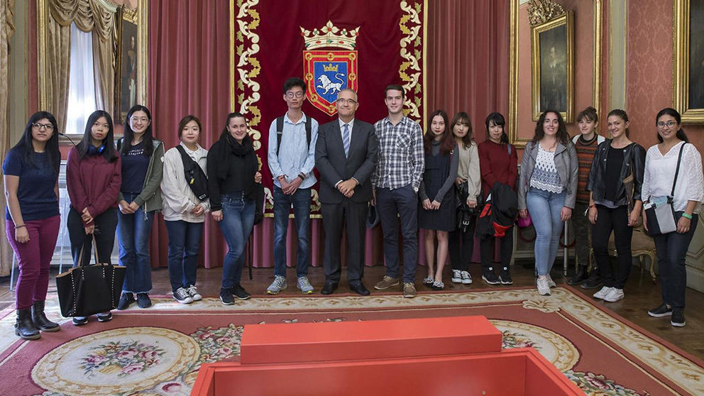 El alcalde de Pamplona, Enrique Maya, junto a los alumnos extranjeros de la UPNA AYUNTAMIENTO DE PAMPLONA