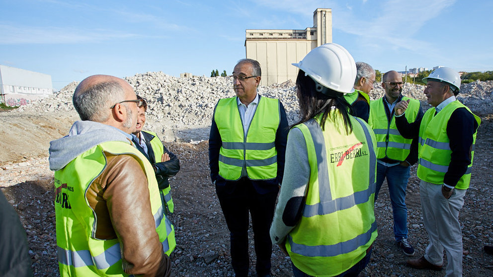 Los miembros de la Gerencia de Urbanismo visitan el solar de las antiguas instalaciones de Argal y Tallunce para conocer los detalles de las obras de derribo. IÑIGO ALZUGARAY