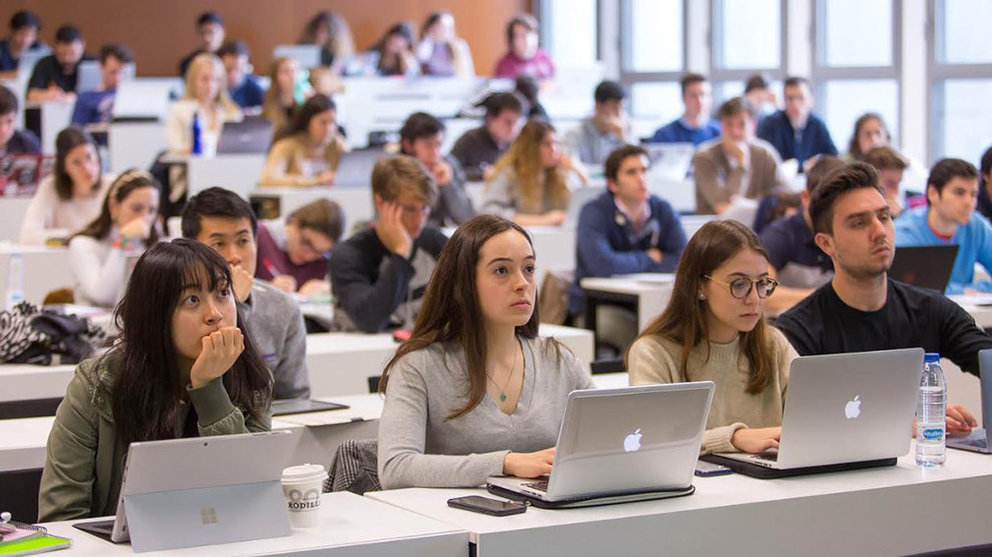 Un grupo de estudiantes durante una clase en la Universidad de Navarra. CEDIDA