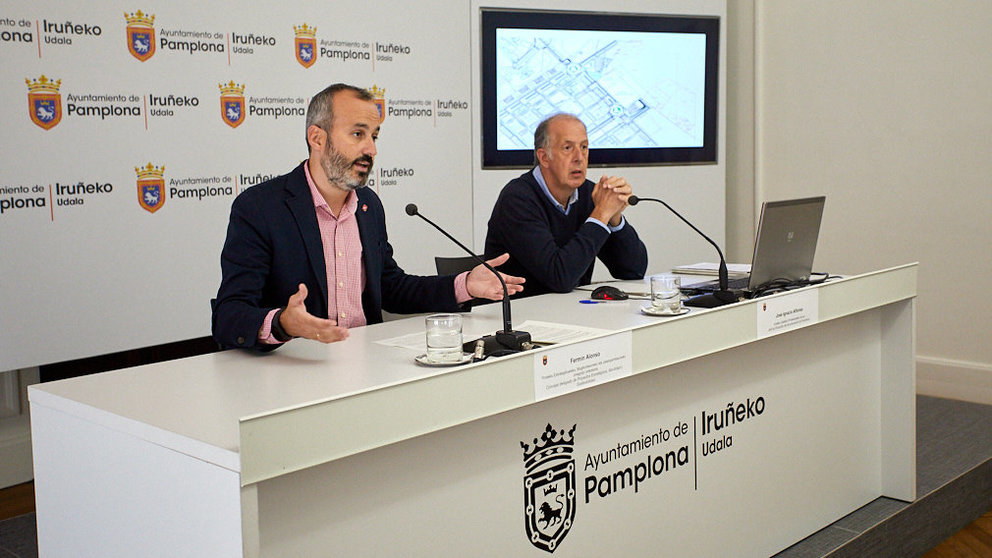 El concejal delegado, Fermín Alonso, y el jefe de proyectos, José Ignacio Alonso, presentan el diseño constructivo de la futura escuela infantil de Lezkairu de Pamplona. IÑIGO ALZUGARAY