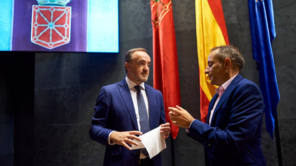 El parlamentario Sanchez de Muniain habla con el presidente de Navarra Suma Javier Esparza durante el pleno en el Parlamento. MIGUEL OSÉS