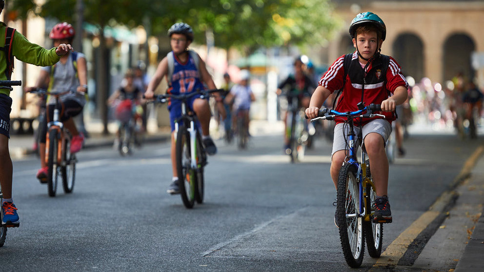 Bicicletada con 500 escolares por Pamplona con motivo de la semana de la Movilidad. MIGUEL OSÉS
