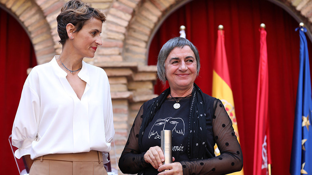 La presidenta del Gobierno de Navarra, María Chivite, entre el premio a Stasa Zajovic por su defensa de los Derechos Humanos GOBIERNO DE NAVARRA
