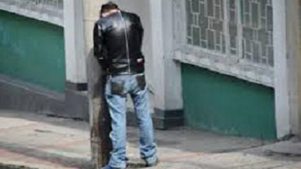 Un hombre orinando en la calle ARCHIVO