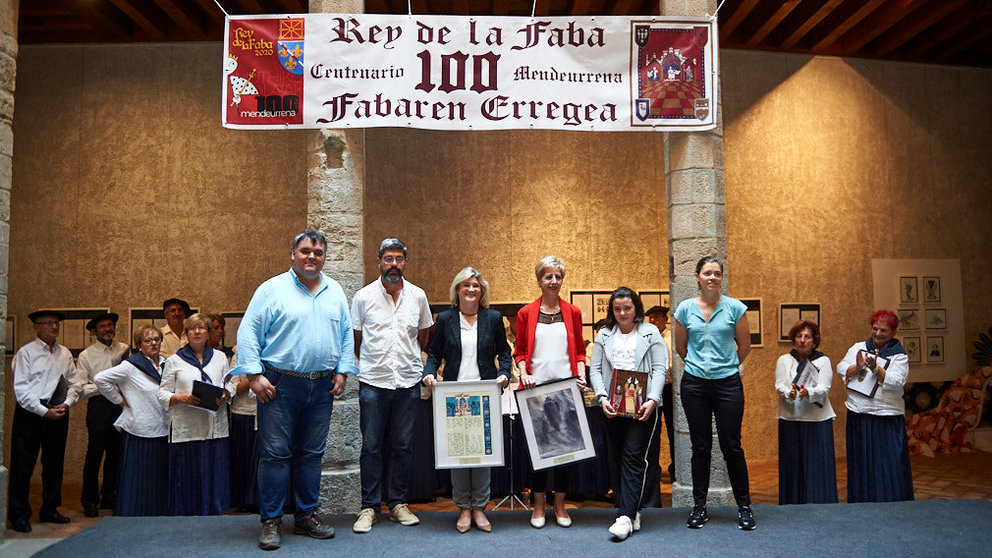 La concejala de Cultura e Igualdad, María García-Barberena, recibe el testigo para la celebración el año que viene de la ceremonia de coronación del Rey de la Faba. MIGUEL OSÉS