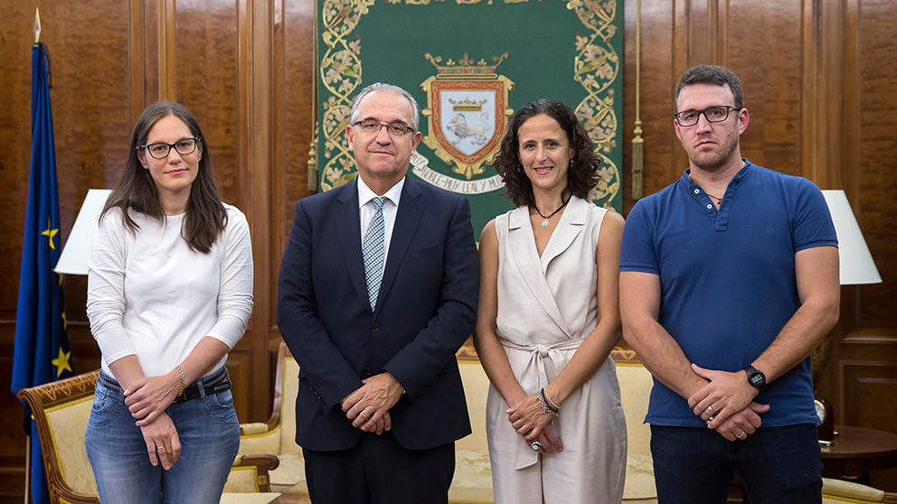 El alcalde de Pamplona, Enrique Maya, se reúne con Skolae AYUNTAMIENTO DE PAMPLONA