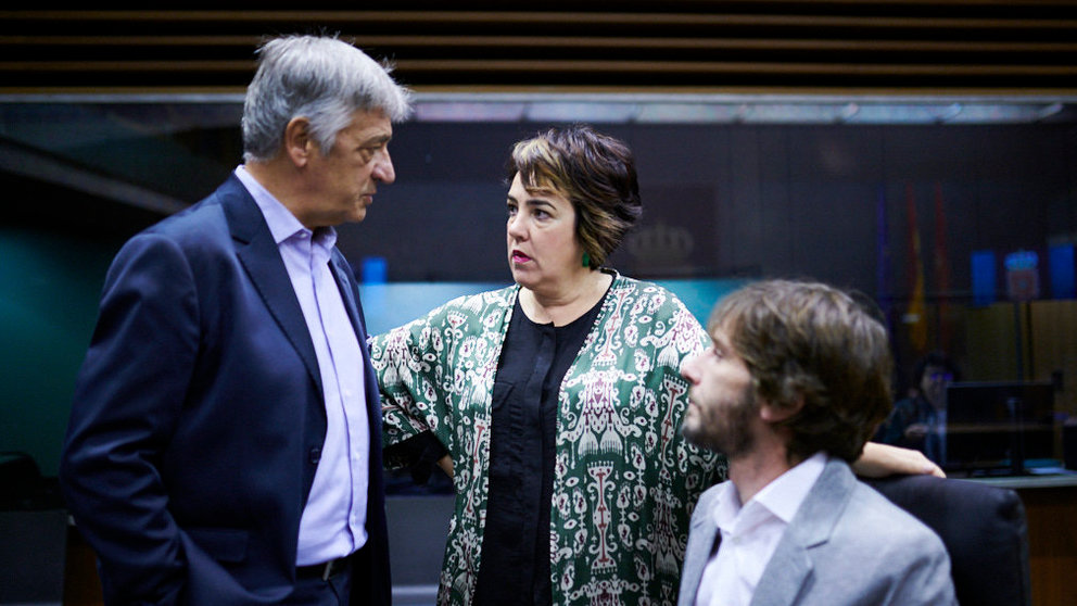 Ainhoa Anzárez y Mikel Buil, de Podemos, hablan con Koldo Martínez, de Geroa Bai. PABLO LASAOSA