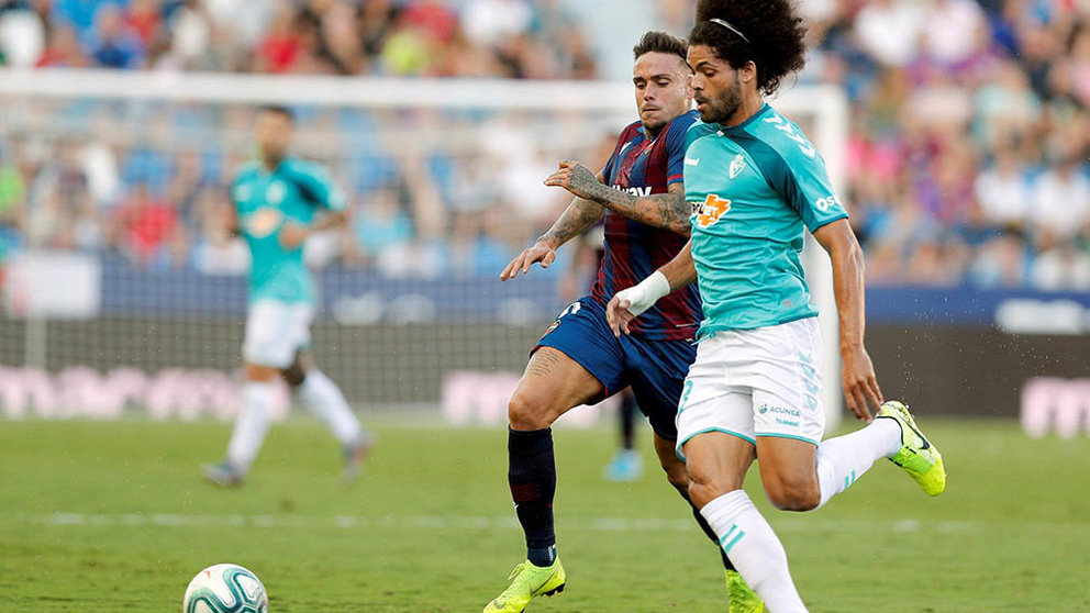 El defensa de Osasuna, Aridane Hernández (d), conduce el balón ante el delantero del Levante, Roger Martí, durante el encuentro correspondiente a la séptima jornada de primera división que disputan esta tarde en el Ciutat de Valencia. EFE/Kai Försterling.