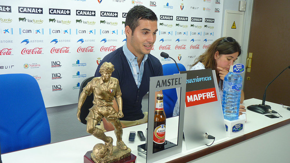 Andrés Fernández con el trofeo entregado por los veteranos de Osasuna en agosto de 2012 en Tajonar. Navarra.com