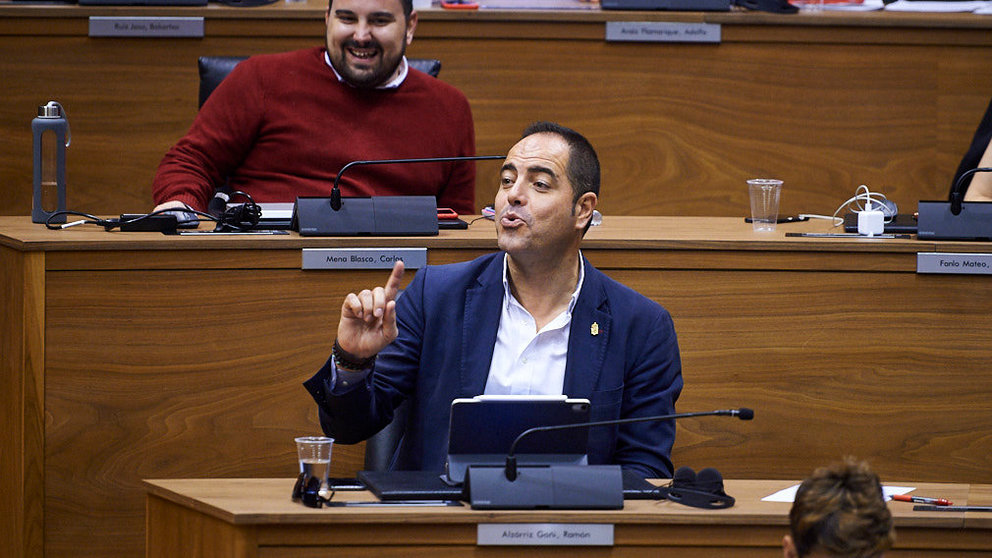 Ramón Alzorriz, portavoz del PSN, durante el pleno parlamentario. MIGUEL OSÉS