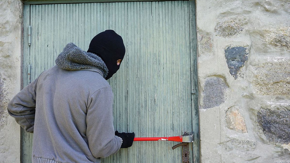 Un hombre fuerza una puerta para robar ARCHIVO