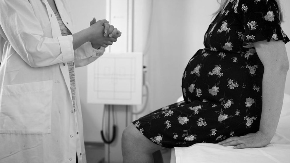 Una mujer embarazada durante una consulta médica ARCHIVO