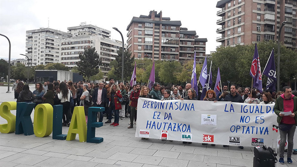 Concentración de sindicatos para mostrar su apoyo a Skolae y a los profesionales que lo redactaron y que han declarado este miércoles en el TSJN EUROPA PRESS