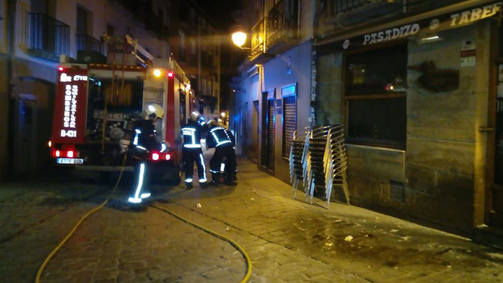 Bomberos actuando en el incendio de un bar de Tafalla TWITTER BOMBEROS
