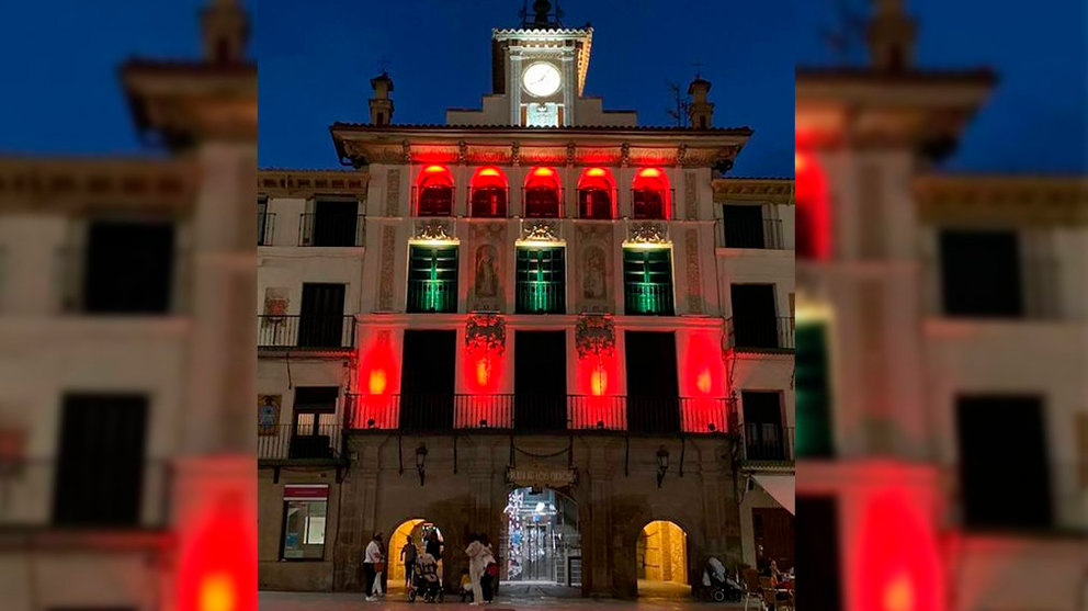 Fachada de la Casa del Reloj de Tudela, con los colores de la bandera de España JESÚS MARQUINA