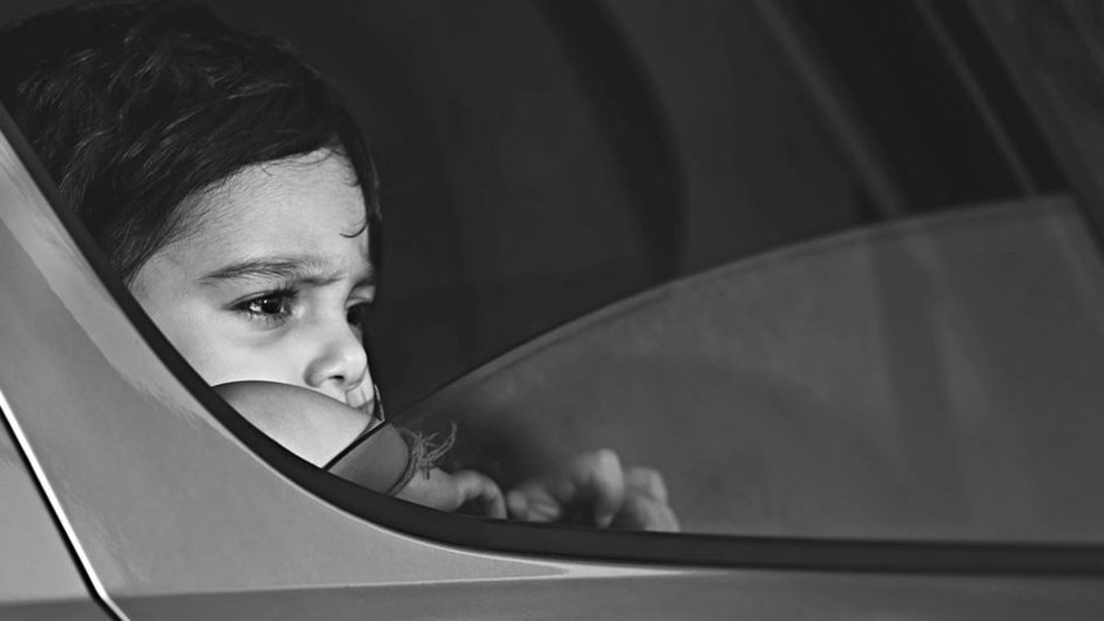 Un niño dentro de un coche ARCHIVO
