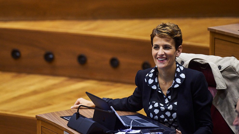 María Chivite, presidenta del gobierno de Navarra, durante el pleno parlamentario. MIGUEL OSÉS