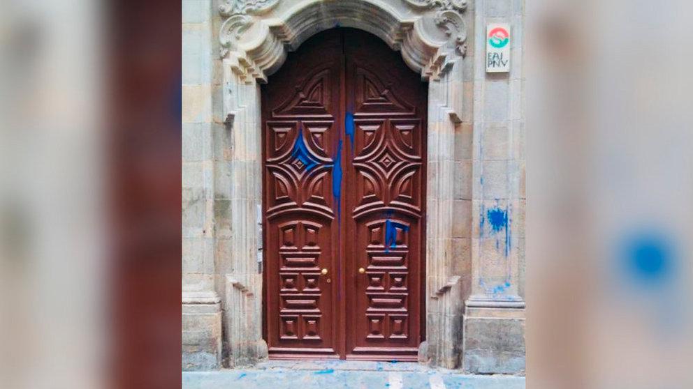 El portal donde se encuentra la sede del PNV en Pamplona llena de pintura TWITTER (UNAI HUALDE)