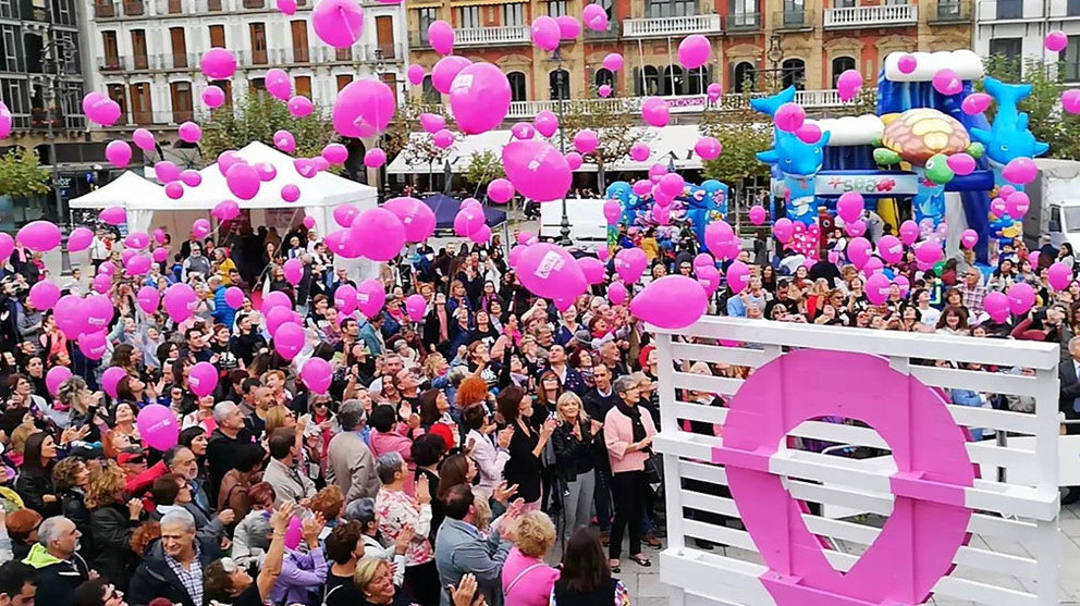 Acto de Saray en la plaza del Castillo de Pamplona para celebrar el Día Internacional del Cáncer de Mama