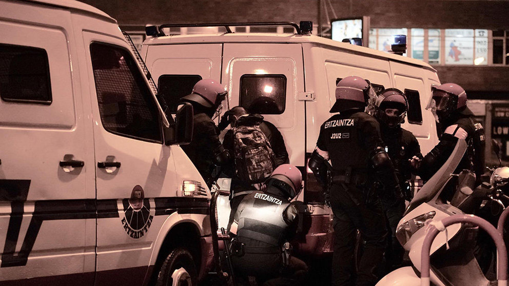 La Ertzaintza detiene a un hombre tras los incidentes en Bilbao contra un mitin de VOX EUROPA PRESS