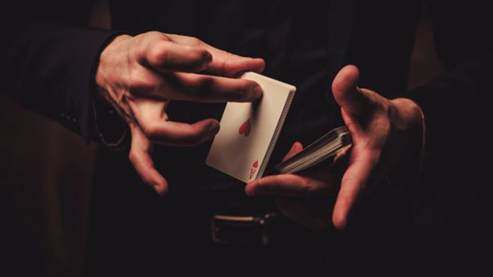 Un mago haciendo un truco con cartas ARCHIVO