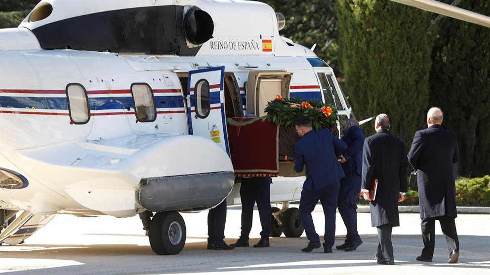 Momento en el que el féretro de Franco entra en el helicóptero POOL