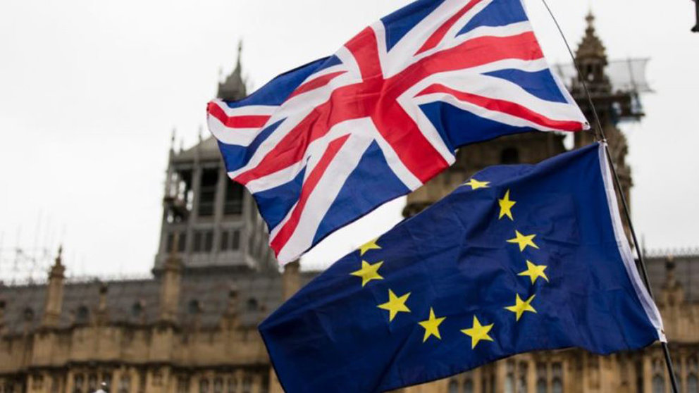 Las banderas del Reino Unido y Europa simbolizando el brexit ARCHIVO