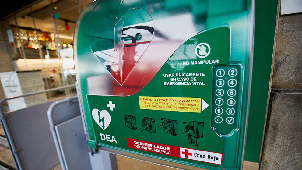 Cruz Roja Navarra y La Tasca de Don José presentan un desfibrilador semiautomático instalado en los accesos de este establecimiento y disponible las 24 horas del día. IÑIGO ALZUGARAY