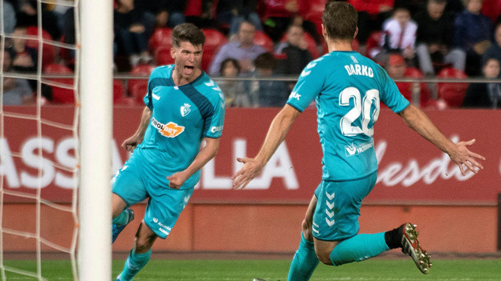 El delantero del Club Atlético Osasuna Marc Cardona (i) celebra un gol junto al centrocampista serbio Darko (d) , este jueves durante el partido de la undécima jornada de LaLiga que enfrenta al Mallorca y al Osasuna en el estadio Son Moix de Palma. EFE/ Cati Cladera