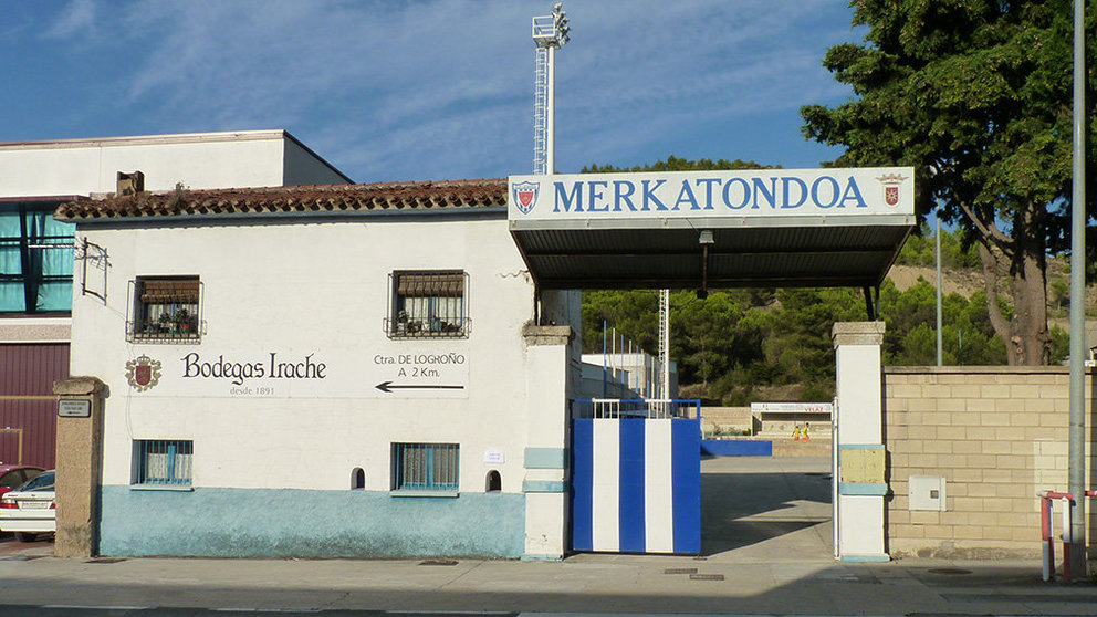 Edificio y puerta de entada al campo de fútbol de Merkatondoa en Estella. Navarra.com