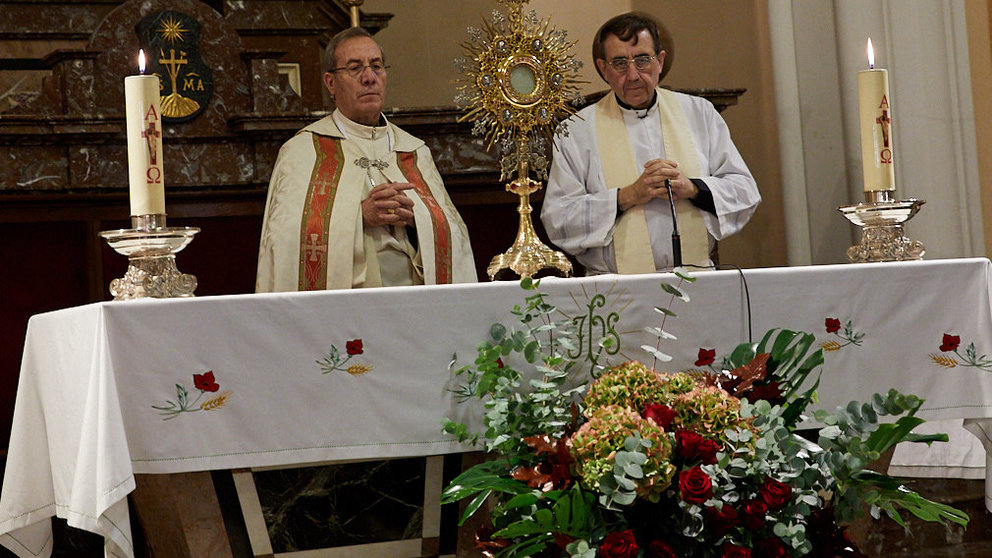 Inauguración por parte del arzobispo Francisco Pérez de una exposición internacional sobre Milagros Eucarísticos en la Iglesia de San Ignacio. IÑIGO ALZUGARAY