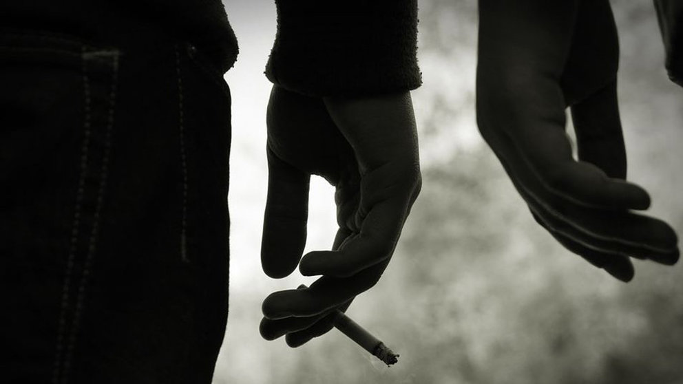 Dos jóvenes adolescentes fumando ARCHIVO