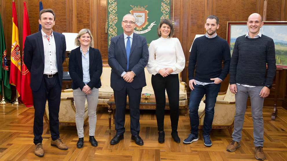 El alcalde de Pamplona recibe a la nueva presidenta de La Pamplonesa, Nekane Solana. CEDIDA.